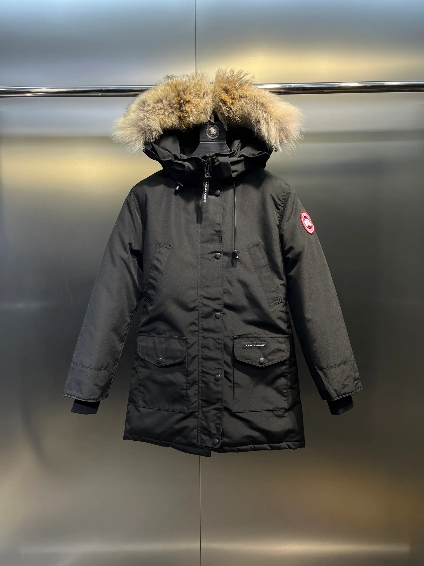 P840 Canada goose🌟 Canada Goose 07 models All in stock, 6 colors, I will never stop stocking this winter All original factory customization All details strictly required have been corrected since the beginning of this year Detachable fur collar! The workmanship and wiring are very straight! A big goose is enough for a winter. Size: 1. 90% white duck down from a conscientious manufacturer (some people brag about their own goose down, please search it on your own. Goose down is warmer and less fluffy than duck down, so good down jackets are all white duck down. There is no such thing as white goose down) 2. Upgraded fabrics with moderate hardness, waterproof, windproof and anti-fouling (Arctic Tech fabrics imported from South Korea are not comparable to fabrics dyed by some small workshops) 3. YKK No. 10 authentic zippers (Japanese customized YKK zipper, silky smooth, not stuck, officially designated) 4. Western Canadian wolf hair (Wolf hair is divided into eastern, central, and western. Western wolf hair is light in color, dense, and has good thermal insulation effect. It is the genuine Canada Goose grade) Let’s analyze and explain some details of the production 1. First, sew the liner and then fill it with down (some small factories and small workshops first fill it with down and then sew) Why? The technology is not up to par and the hardware conditions are not enough! ! ! For this step alone, we need to spend more time and money. 2. Filling the inner tank with down. We are all down filling machines to ensure that the down weight of each pill is the same. There is a video (small factory, small workshop is stuffed by hand). Why? The hardware conditions are not enough. A machine costs more than 100,000 yuan. Small factories simply cannot buy it. This means that the weight of the down in each liner cannot be guaranteed, and the warmth of high-end down jackets cannot be guaranteed. 3. For the needles of the sewing machine, we all use the top-notch No. 7 needles (small factories all use No. 10 needles). The finer the needle, the finer the needle eye, which reduces the risk of velvet and velvet running. 4. Wolf fur collar We are all spliced in whole or in large pieces (small factories mostly use broken pieces) The warmth retention of wolf fur is very good, but the splicing of scraps cannot guarantee the warmth. Color: Black, white, gray camouflage, sci-fi blue camouflage, green camouflage, sky blue, dark blue, cool gray, red. Professional Canada goose producers, we are enough this winter! We would like to sincerely thank everyone who buys our down jackets!  size：xs-xl